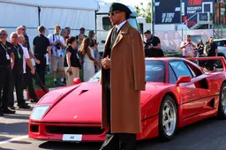 Hamilton show a Monza: arriva in Ferrari F40 (e col cappotto pesante a inizio settembre)