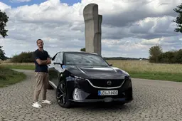 Ho guidato la Mazda CX-6e: l’ammiraglia giapponese è troppo avanti sui tempi? Il megaschermo fa discutere, la guida è rilassante