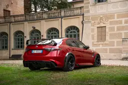 Ho guidato l’Alfa Romeo Giulia GTAm a 6 anni dal lancio e mi ha strappato il cuore. Perché non fanno più auto così?