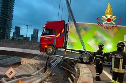 Milano, paura all'alba: Tir sfonda il guardrail e resta sospeso a cinque metri d'altezza sulla A4