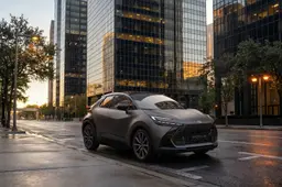 Dieci anni di successi e un look opaco da corsa: come cambia la Toyota C-HR e quanto costa il modello 2027