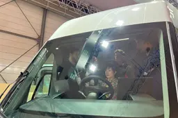 Il "blitz" di BYD allo stand Tesla: la boss Stella Li beccata a bordo del nuovo truck all'IAA di Hannover