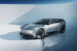 Dimenticate le solite familiari: ecco la nuova Opel STX Concept. Veloce, elettrica e cambia forma in autostrada