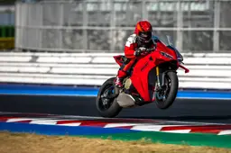 Ducati fa tremare le rivali: 218 CV, frenate da urlo e limitatore a 15.000 giri per la nuova Panigale V4