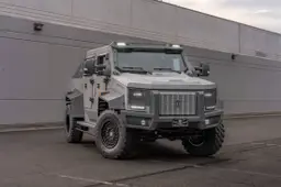 Alpine Armoring Condor, ho guidato il gigante blindato: V8 Ford, corazza balistica e salotto da jet