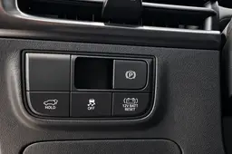 Hyundai lancia il "Battery Reset": basta un pulsante sul cruscotto per riavviare l'auto ibrida con la batteria a terra