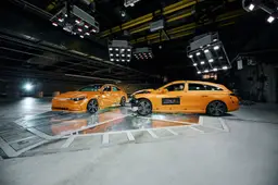 Crash test estremo per Mercedes: scontro laterale tra due CLA a 56 km/h, batteria intatta e passeggeri salvi