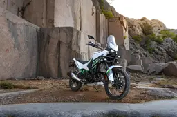 Gomme tubeless e niente più leva a fermo: Kawasaki cala il jolly sull'adventure KLE500 SE