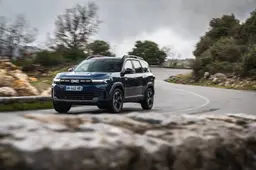 Dacia Bigster cala il tris: via agli ordini per l'inedito motore ibrido a GPL con cambio automatico