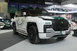 Flotta da sogno a Dubai: entra in servizio il SUV Yangwang U8 da 1.197 CV che galleggia sull'acqua e ruota su se stesso