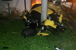 Accelera con la Ferrari da 830 CV e perde il retrotreno: una 296 da 350.000 euro disintegrata contro un palo