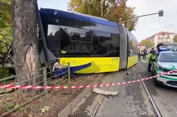 Panico a bordo del tram a Torino: l'impatto con il furgone lo fa deragliare contro gli alberi, quattro feriti