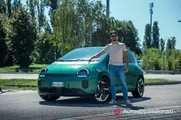 Ho provato la nuova Renault Twingo E-Tech: un'elettrica che finalmente fa sorridere, ma con qualche dubbio