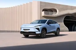 OMODA 5 NEXT debutta a Parigi: la nuova crossover coupé punta su interni di lusso, schermo 2K e motore full hybrid