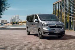 Renault Trafic si rinnova: servosterzo elettrico, freni potenziati e schermo OpenR Link da 10 pollici per il MY26.1