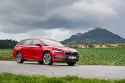 Debutto Full Hybrid per Škoda: la nuova Octavia viaggia senza ricarica alla spina