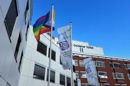 20250922 Ziekenhuis Gelderse Vallei hijst diversiteitsvlag ‘Iedereen moet zich welkom voelen’