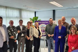 Groepsfoto tekenend partners