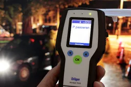 close up hand agent die alcoholcontroleapparaat vasthoudt