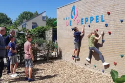 opening speelplaats de peppel klimmuur