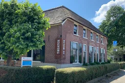 theater de molen met gevelbord