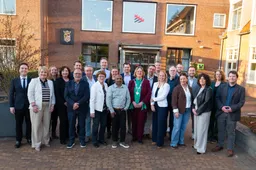 persfoto gemeenteraad met burgemeester en griffier_ foto carina meijer gemeente beuningen