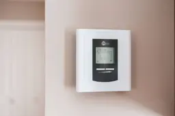 Energie besparen - thermostaat lager 1 - pexels-introspectivedsgn-7616651 - RECHTENVRIJ