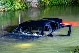 HEITINK_20261013_auto_belandt_in_het_water_weurt_3