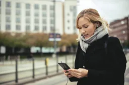 Vrouw-met-mobiele-telefoon (1)