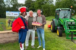 Ben Davidson en Jeroen de Wilde met graaf Floris V