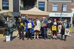 Groepsfoto bij het podium op de weekmarkt sm