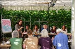 lindy maris in gesprek met de aanwezigen ramon philippo rap fotografie
