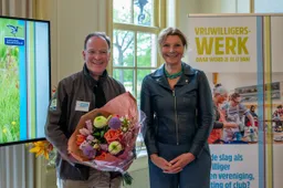 Wethouder van Heerikhuize feliciteert Frits Bekker