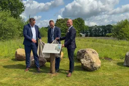 de onthulling van de teruggekeerde zwerfkeien bij het hunebedcentrum foto hunebedcentrum