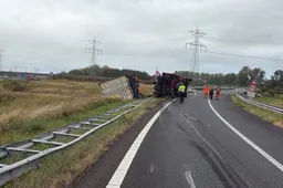 Gekantelde_vrachtwagen_A4_Rijkswaterstaat