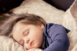 kind in bed slaap
