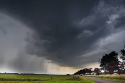 knmi waarschuwt voor hevige regen en onweer 392x222