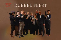 2026 03 01 Foto Dubbel_Feest_liggnd met titel