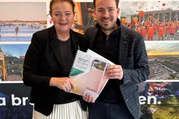 Ingrid Langen-de Kanter overhandigt Arjen van Drunen het buurtbehoefteonderzoek