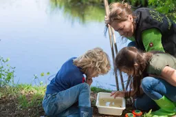 ivn-vrijwilliger-met-kinderen-bij-sloot