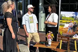 Wethouder Anja den Braber in gesprek met Bram en Lisa