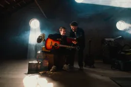 De-Gouden-Herinnering-Een-Zolder-Vol-Verhalen-25-26-persfoto-liggend