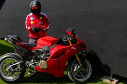 Hamilton sceglie Ducati: la Panigale V4 S nel cuore del ferrarista
