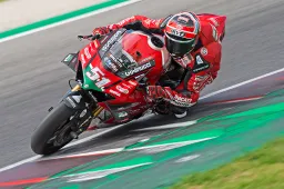 CIV Superbike Gara 1: Michele Pirro piega Lorenzo Savadori
