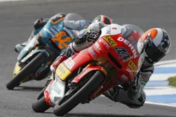 125cc Estoril Gara: errore Simon, trionfa Pol Espargaro