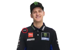 MotoGP, Valentino Rossi legato a Yamaha... sull'abbigliamento