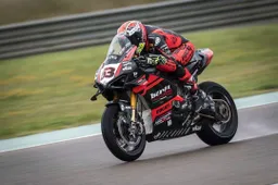 Superbike, rabbia all'Estoril: "Tito Rabat ha rovinato le qualifiche"