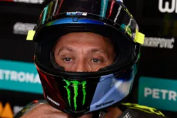 MotoGP, Petronas SRT: "Valentino Rossi continua a spingere"