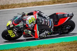 MotoGP, sangue su tuta e moto di Aleix Espargarò: "Non mi preoccupo"