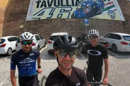 Jonathan Rea fa visita a Valentino Rossi: tour in bici a Tavullia